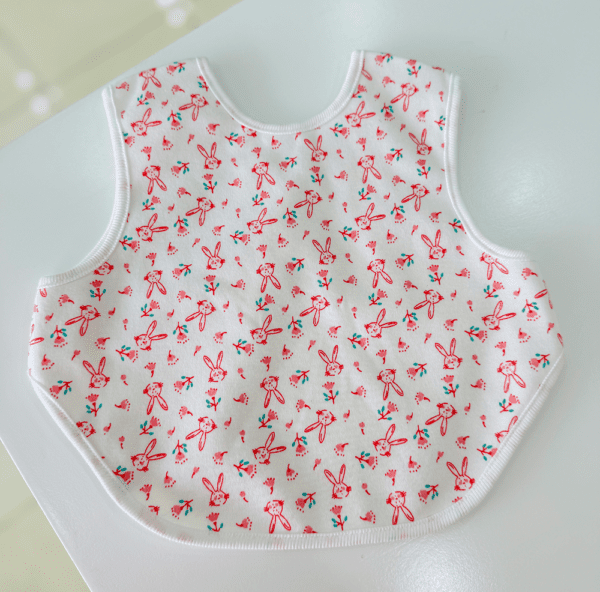 Bavoir bébé à lacets – Confort coton & protection imperméable