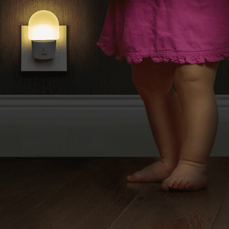 Veilleuse bébé LED REER NightGuide – Lumière douce pour nuits rassurantes