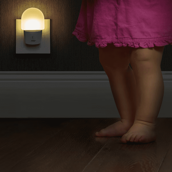 Veilleuse bébé LED REER NightGuide – Lumière douce pour nuits rassurantes