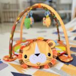 Tapis d’éveil bébé avec arche de jeux et coussin lion – Multicolore