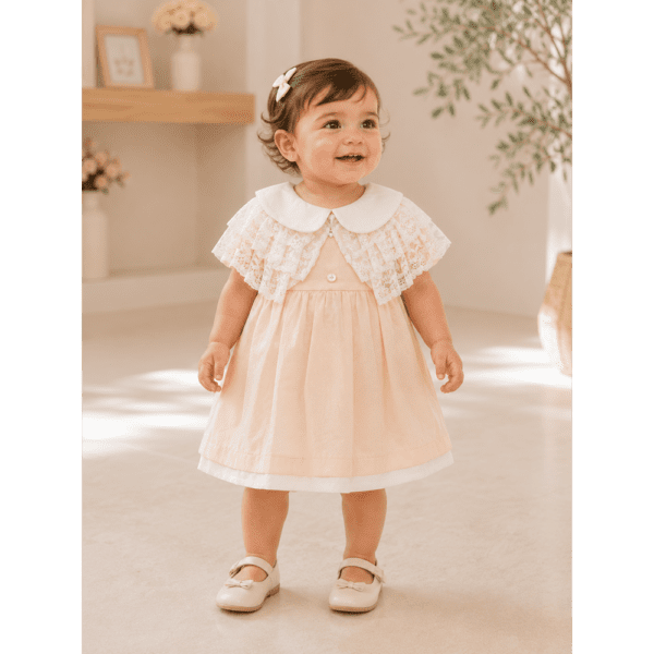 Robe Bébé Fille Beige Rosé avec Cape en Dentelle Élégante